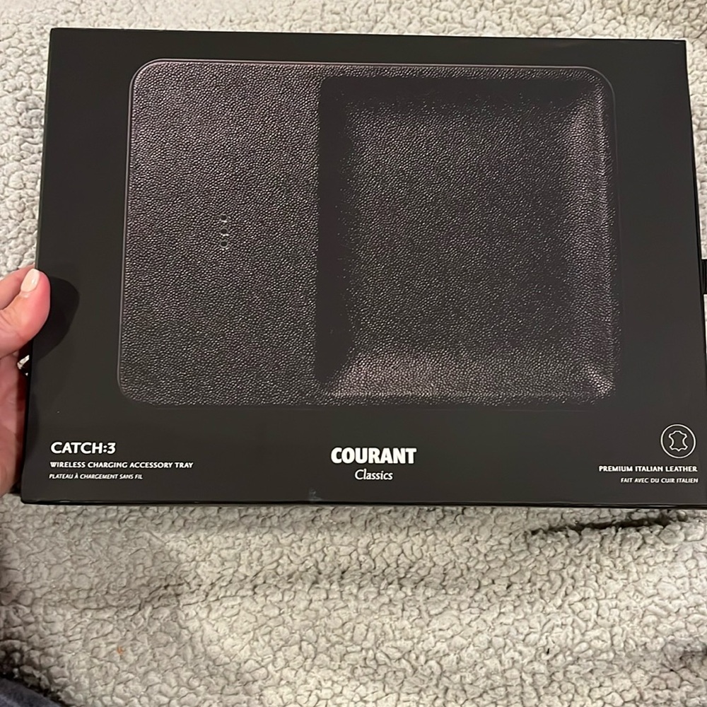Wireless charging with accessory tray